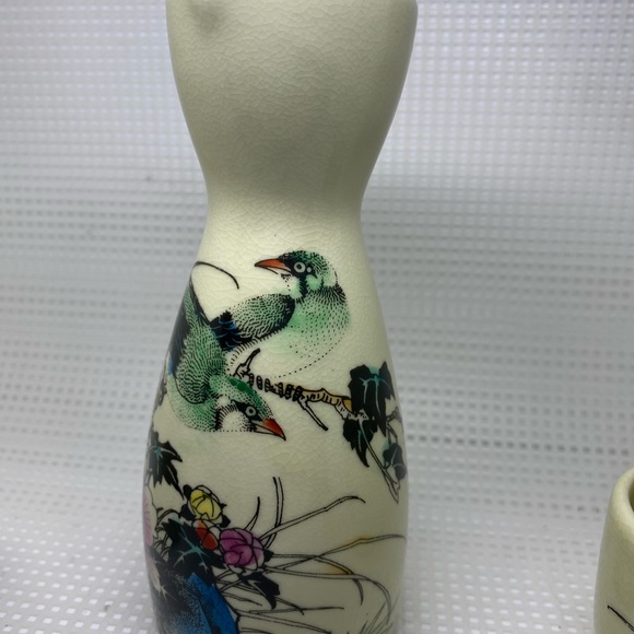 Vintage Porcelain Sake Set, 4 pcs 5-3/4"H Decanter & 2" Cups. - Picture 9 of 14